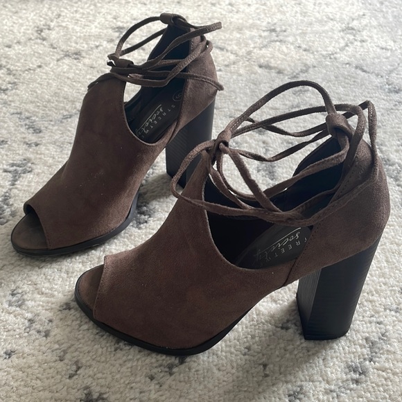 Open toe heels - Picture 2 of 3